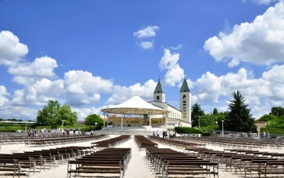 Saint_James_Church_(St._Jakov)_Medjugorje_-_Hotel_Pansion_Porta_-_Bosnia_Herzegovina_-_Creative_Commons_by_gnuckx_(4694621821)