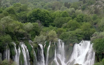 Waterfalls_Kravica_6,_Bosnia_and_Herzegovina